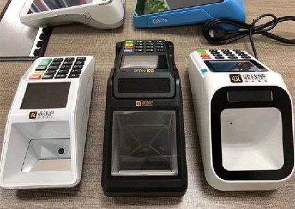 到店裏在自助點餐機上掃碼操作